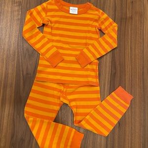 Hanna Andersson pajamas, size 5 / 110 cm. Two shades of striped orange.